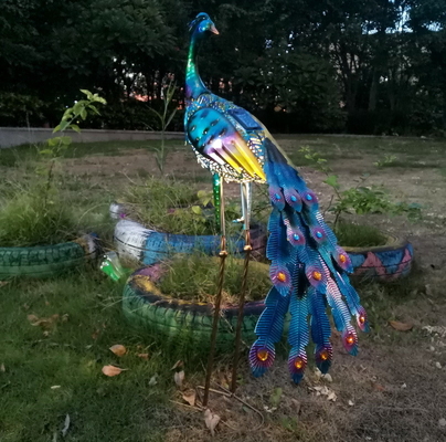 Décor actionné solaire de mariage de partie d'arrière-cour de lumières de métier en métal de statue solaire extérieure de paon